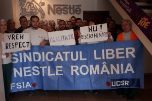 Angajaţii Nestle protestează împotriva fostului angajator. Cer plata pachetelor compensatorii