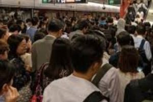 Haos în Hong Kong. Două trenuri de metrou s-au ciocnit puternic în timpul testării noului sistem de semnalizare a reţelei subterane. FOTO