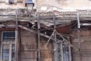 (FOTO)Baia Mare: Cladirea Directiei de Venituri sta sa se prabuseasca. Platitorii de taxe, in real pericol