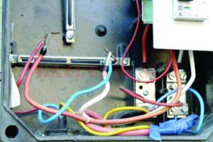 Locuinţe racordate ilegal la reţeaua de energie electrică, la Câmpeni. Proprietarii s-au ales cu dosare penale