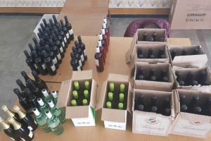 Bărbaţi prinşi de jandarmi în timp e vindeau vin neaccizat, în Piaţa Mehala din Timişoara