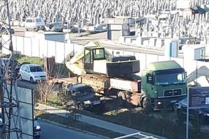 Culmea nesimţirii la Sibiu – S-a băgat prin şanţ ca să scape de aglomeraţie şi a intrat în faţa coloanei de maşini