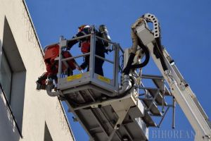 Salvatori la înălţime: Pompierii au intervenit pentru a salva o femeie imobilizată şi a debloca un copil de 12 ani care se închisese în apartament