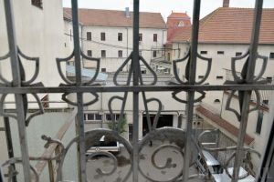 Penitenciarul Oradea îl apără pe gardianul acuzat că e 