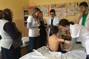 ,,Caravana cu Medici” a poposit în Satu Mare. Consultaţii gratuite pentru sute de copii din satul Stâna
