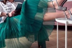 O stilista a purtat numai 12 haine timp de o lună, iar ţinutele sale sunt impecabile! 30 de imagini