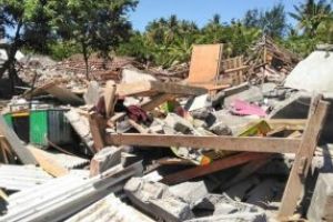 Indonezia: Trei turisti si-au pierdut viata si alte zeci de persoane au fost ranite dupa o alunecare de teren declansata de un cutremur