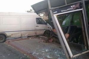 Şofer de TIR a băut în pauză, a distrus o staţie şi avariat o dubă!