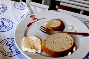 Pacienţii unui spital din Bucureşti au primit mâncare din farfurii cu sigla PSD