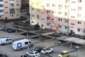 Anchetă în cazul bebeluşului mort în Ștrand după ce a căzut de la etajul patru