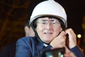 Breaking news. Primarul Timişoarei a tăiat cu mâna lui cablurile de internet aeriene, tot centrul oraşului a rămas fără semnal I FOTO