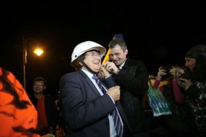 Robu în acţiune: Primarul Timişoarei a tăiat cablurile aeriene din centrul oraşului, lăsând mai mulţi locuitori fără internet, televiziune şi telefonie (VIDEO)