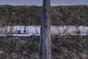 Video: Cadeee, dă-te bă că cade stâlpul la intrare în Câlnic! Primarul Vulpe e protejat, n-are drum prin zonă