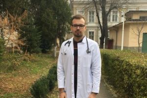 Un student la medicină le predă elevilor dorinţa de a deveni doctori
