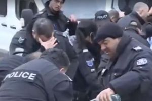 VIDEO De râsu – plânsu. Jandarmi din Bulgaria şi-au dat singuri cu spray lacrimogen în ochi