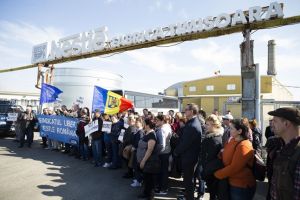 Protest la poarta fabricii Nestle din Timişoara. Angajaţii vor un pachet compensatoriu solid