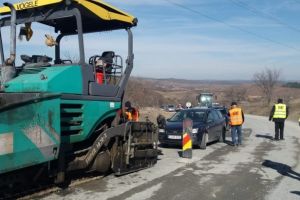 Au reînceput, în forţă, lucrările pe drumurile judeţene