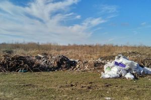 Cruci, wc-uri şi deşeuri din construcţii, aruncate pe malul Siretului