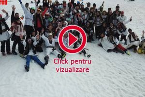 Iubitorii sporturilor de iarnă au dansat hore şi au coborât pe pârtie îmbrăcaţi în port ...