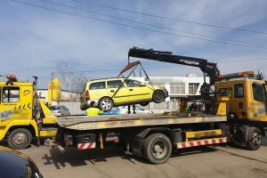 Poliţia locală a reluat ridicarea maşinilor abandonate