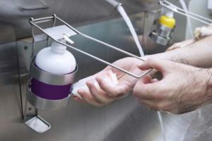 Un nou scandal cu dezinfectanţi diluaţi, în România: au ajuns în peste 30 de spitale