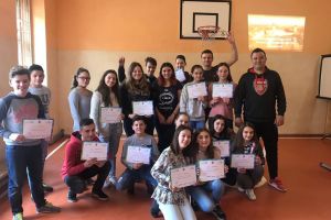 VIDEO FOTO Școala bucuriei se află la Răşinari. Aici elevii şi profesorii dansează Zumba dimineaţa