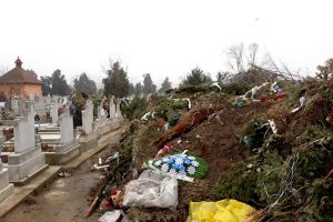 Timişorenii fac slalom printre gunoaie să ajungă la mormintele celor dragi. O firmă se crede stăpână