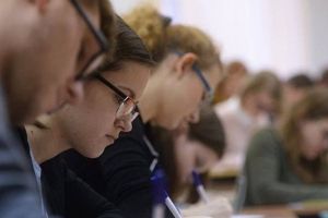 Un elev de la Brukenthal a dat foaia goală la simularea pentru BAC – A scris ”PROTEST” pe ea