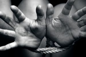 Tânăr român, sclavul unui milionar britanic. Imaginea care a scandalizat România