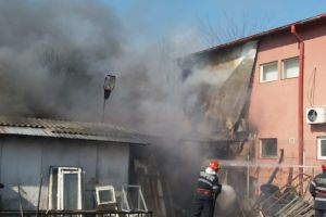 INCENDIU violent in Bariera Bucuresti. Focul s-a extins din cauza vantului