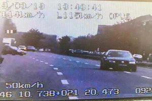 Bucureştean surprins conducând cu peste 100 de km/h pe un bulevard din Arad