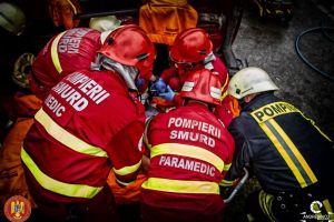 UPDATE: Bărbat din Benic DECEDAT după ce un mal de pământ s-a surpat peste el. Intervin pompierii cu un container de căutare-salvare MULTIRISC şi o ambulanţă SMURD