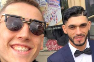 VIDEO – Un român folosit ca ”sclav” de fiul unui milionar din Anglia – Îi duce berea şi ţigările