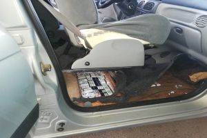 O nouă captură a Poliţiei. Bărbat prins în judeţ cu maşina burduşită cu ţigări de contrabandă