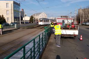 „Curăţenia de primăvară” a ajuns şi în staţiile de tramvai. Avertismentul directorului CTP Arad pentru cetăţeni: „Cei care nu respectă aceste reguli sunt pasibili de amenzi” (FOTO)