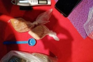 FOTO-VIDEO: Opt tineri din Vrancea, săltaţi de DIICOT Buzău pentru trafic de droguri