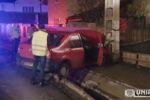 FOTO / VIDEO UPDATE: Un conducător auto intrat cu maşina într-un stâlp de curent, din Miceşti. Locuinţele au rămas fără energie electrică