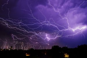 Două fronturi atmosferice se vor ciocni deasupra Ploieştiului. La ora 22 va fi atins maximul avertizarii COD PORTOCALIU