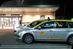 FOTO. Locuri pentru persoane cu handicap, ocupate de taximetrişti. ,,Îţi iei şi înjurături”