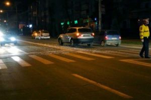 Pieton lovit de o maşină pe trecere de o şoferiţă neatentă – Femeia l-a dus la spital