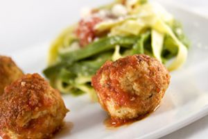 Chiftele din pui, roşii şi ardei gras