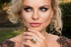 Momente jenante pentru Jojo. Singură pe mâinile indienilor. „M-au hărţuit. Nu am crezut că pot să-mi pună mâna pe fund”