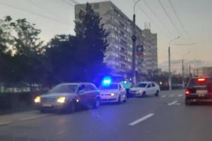 O şoferiţă în stare de ebrietate a plecat  la bar, după ce a lovit un pieton cu maşina