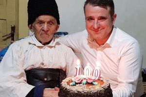 Bărbat care a împlinit 100 de ani, felicitat de liderul PNL Bistriţa-Năsăud