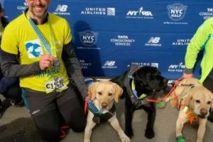 Povestea orbului care a terminat un maraton ghidat de câini