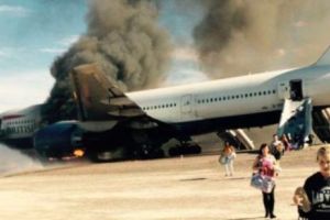 Un avion a luat foc la aterizare. Peste 100 de pasageri la bord