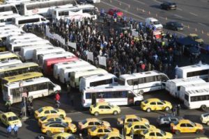 PROTEST al transportatorilor, astăzi, în faţa Guvernului. Ce solicitări au