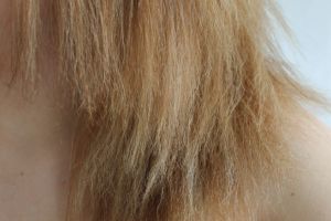 Ti-ai decolorat parul si l-ai ars? Vezi aici cum il repari rapid