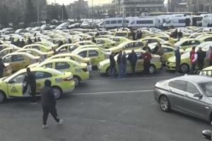 Protest cu taxi-uri, autocare şi microbuze în faţa Guvernului României