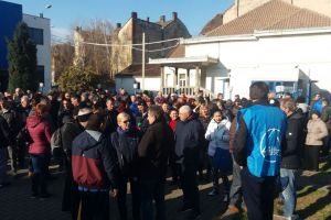 FOTO. Donaţii din toată ţara pentru greviştii de la Electrolux. Aici găsiţi contul!